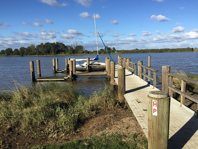 The jetty at Corcoran Park, Grafton. Quite disappointing after the excellent pontoons we've had everywhere else on the river. 